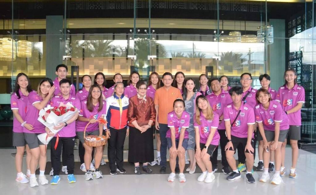 โคราชนักตบลูกยางหญิงทีมชาติไทยถึงเมืองย่าโม พ่อเมืองนำทีมต้อนรับมอบช่อดอกกุหลาบ กระเช้าขนมหวาน เชิญชวนพี่น้องร่วมเชียร์ร่วมชมให้สนั่น เตรียมซ้อมสนามจริงก่อนสักการะย่าโมพอพรขอกำลังใจ ขอความฮึกเหิม